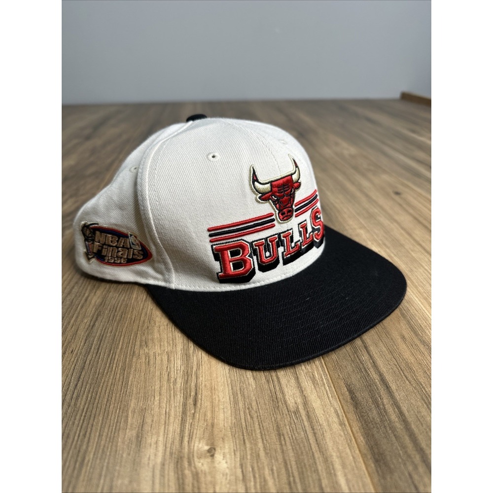 Mitchell & Ness SnapBack NBA Finals‎ 1996 Chicago Bulls White/ Black